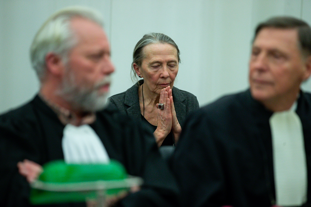 Die Psychiaterin mit den beiden Anwälten Rudy Arts und Jef Vermassen bei der Gerichtsverhandlung am 30. Januar in Gent (Bild: Nicolas Maeterlinck/Belga)
