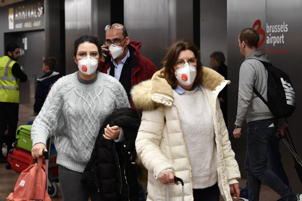 Urlauber mit Atemmasken am Brussels Airport (Bild: Eric Lalmand/Belga)