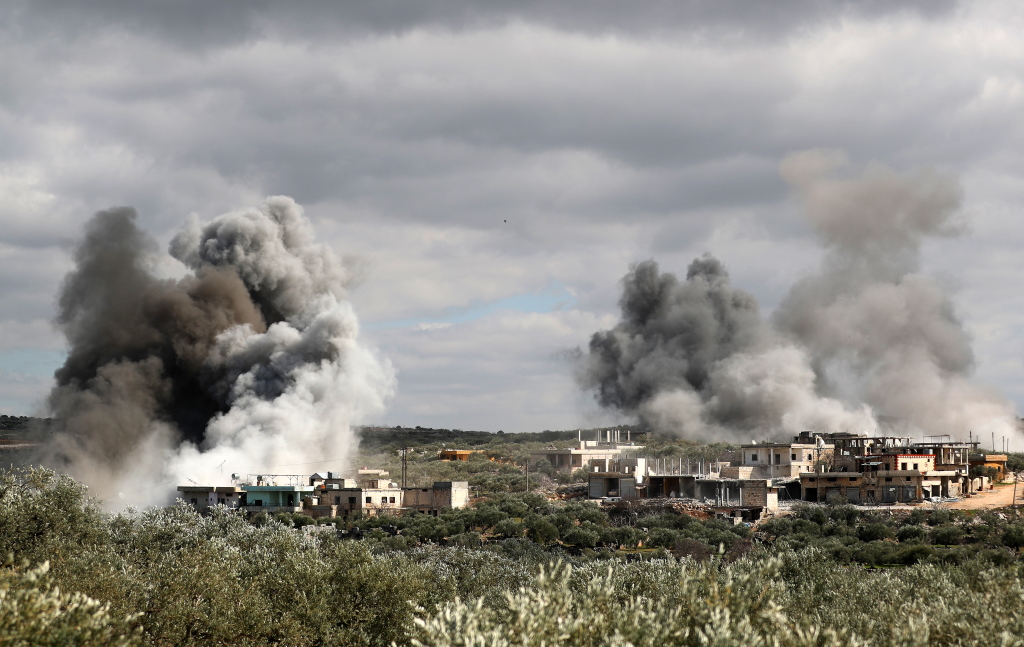 Rauch über dem Dorf Al-Bara im Süden der syrischen Provinz Idlib nach Luftangriffen (Bild: Omar Haj Kadour/AFP)