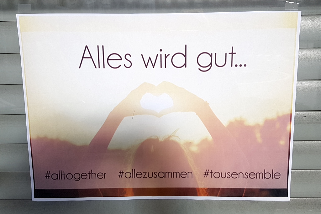 Aufmunterndes Plakat in einem Schaufenster zu Beginn der Geschäftsschließungen in Eupen