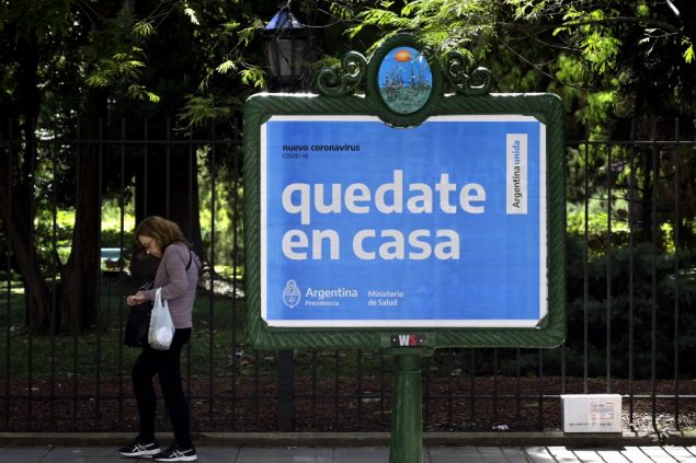 "Bleibt zuhause" ist auf dem Schild in der argentinischen Hauptstadt Buenos Aires zu lesen (Bild: Juan Mabromata/AFP)