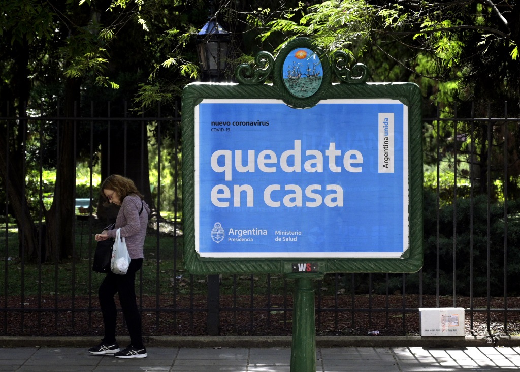 "Bleibt zuhause" ist auf dem Schild in der argentinischen Hauptstadt Buenos Aires zu lesen (Bild: Juan Mabromata/AFP)