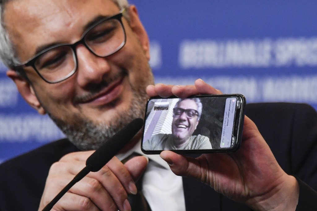 Regisseur Mohammed Rassulof wurde per Videochat zugeschaltet (Bild: John MacDougall/AFP)