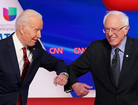 Joe Biden und Bernie Sanders beim TV-Duell am Sonntag (Bild: Mandel Ngan/AFP)