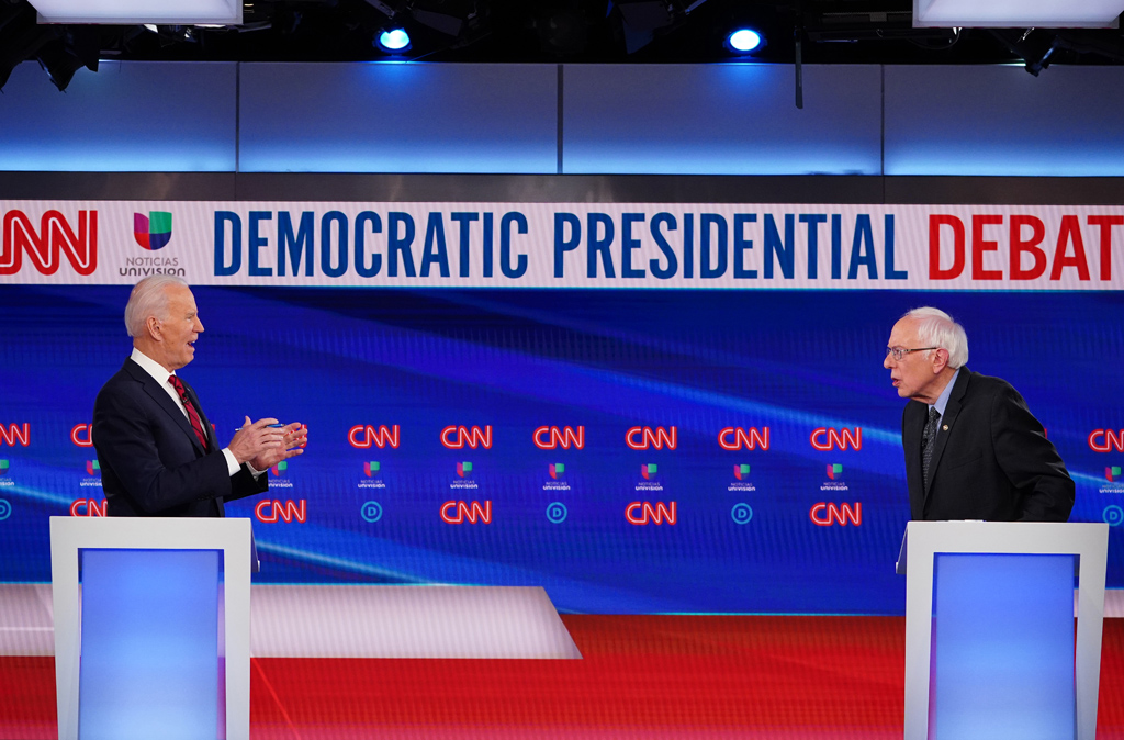 Joe Biden und Bernie Sanders beim TV-Duell (Bild: Mandel Ngan/AFP)