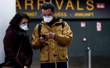 Reisende am Brussels Airport (Bild: Kenzo Tribouillard/AFP)