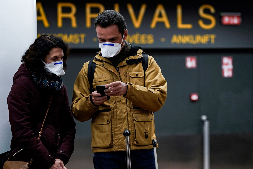 Reisende am Brussels Airport (Bild: Kenzo Tribouillard/AFP)