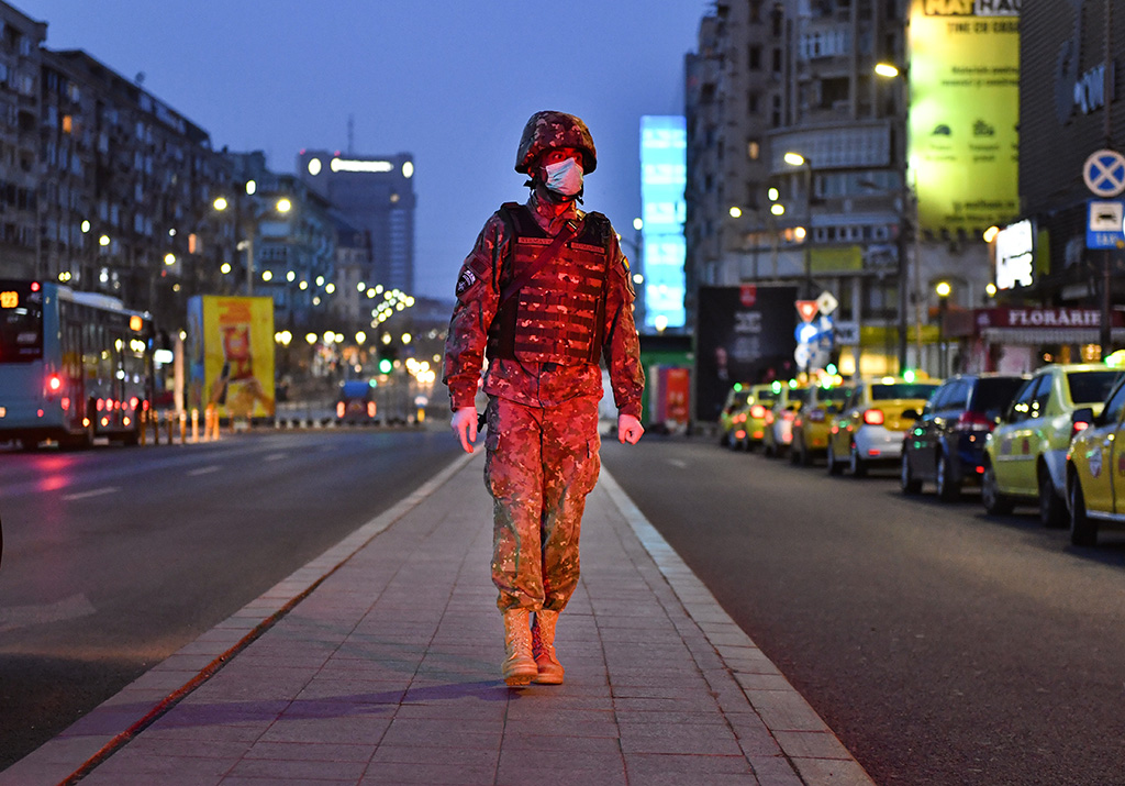 Rumänischer Soldat am 25. März in Bukarest (Bild: Daniel Mihailescu/AFP)