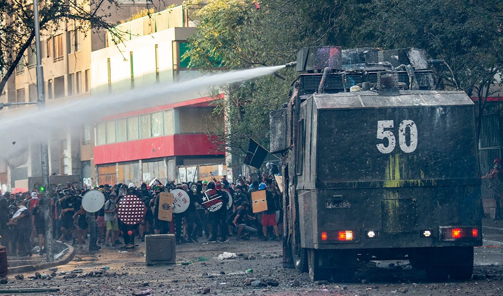 Wasserwerfer und Tränengas bei regierungskritischen Protesten in Santiago de Chile (Bild: Martin Bernetti/AFP.)