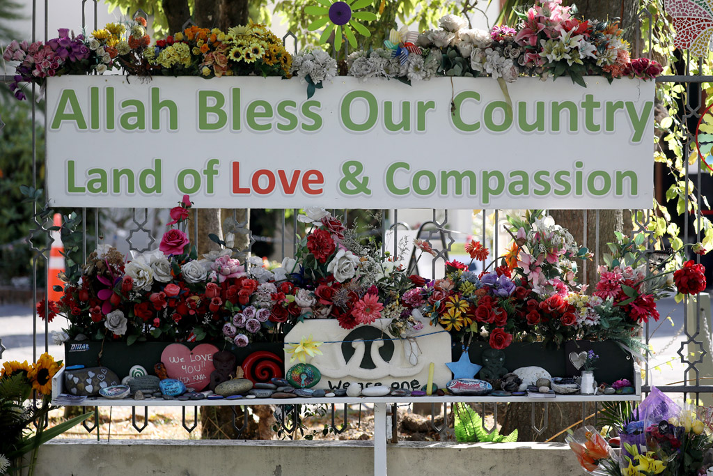Blumen an der Al-Nur-Moschee in Christchurch zum Gedenken an den Anschlag vor einem Jahr (Bild: Sanka Vidanagama/AFP)