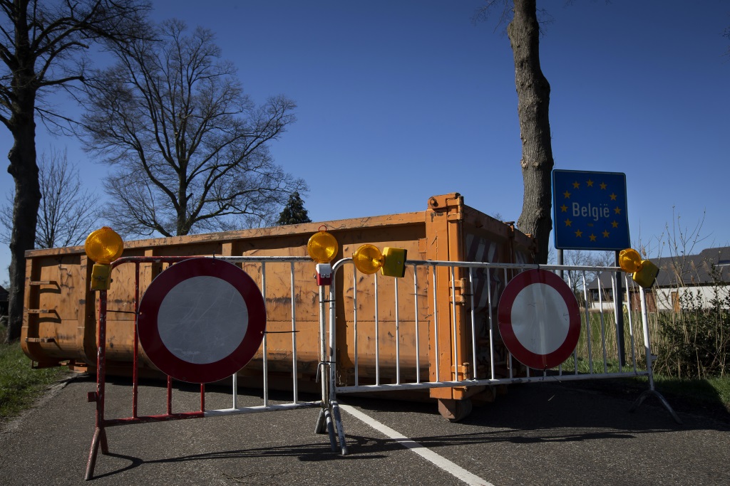 Ein Container versperrt den belgisch-niederländischen Grenzübergang in Hoogstraten (Bild: Kristof Van Accom/Belga)
