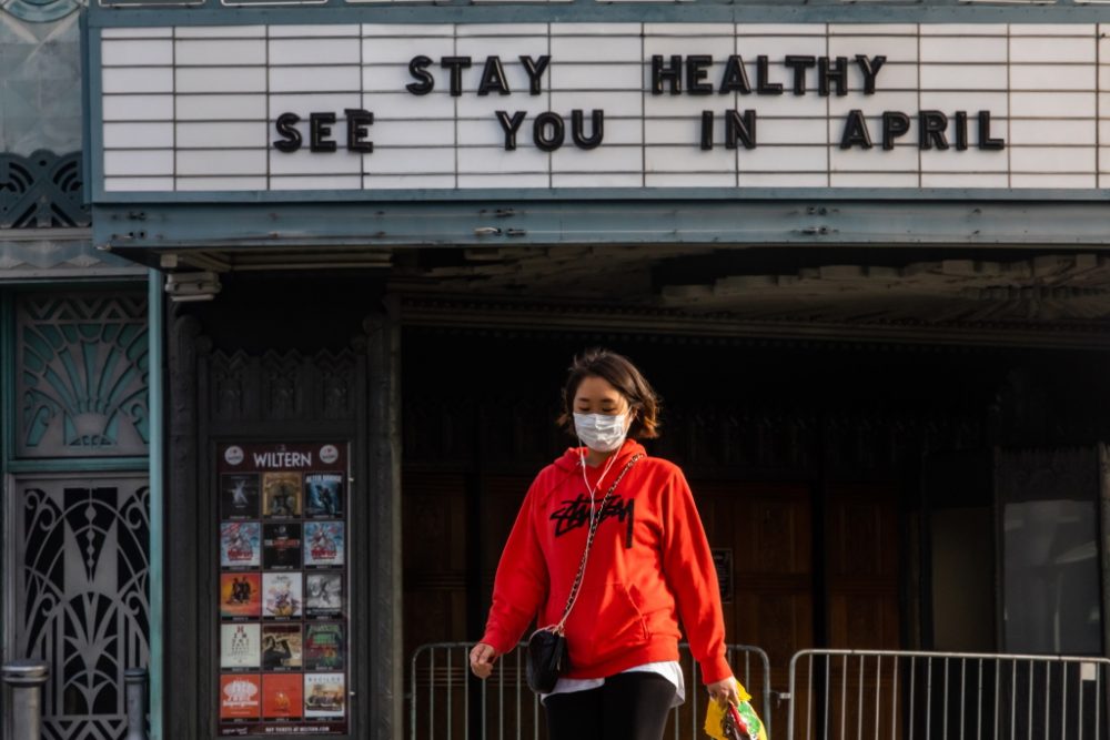 Vor einem Kino in Los Angeles (Bild: Apu Gomez/AFP)