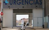 Feuerwehrmann bei der Desinfizierung vor dem Burgos Hospital im Norden Spaniens (Bild: Cesar Manso/AFP)