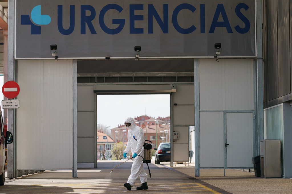 Feuerwehrmann bei der Desinfizierung vor dem Burgos Hospital im Norden Spaniens (Bild: Cesar Manso/AFP)