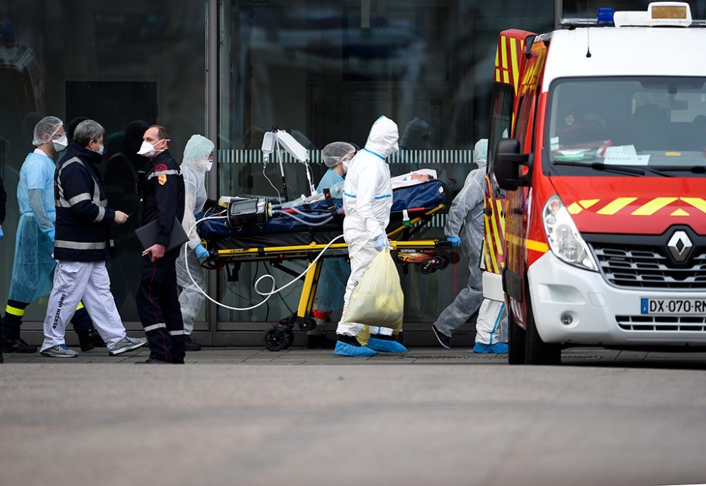 Transport eines Corona-Patienten in Nancy im Osten Frankreichs (Archivbild: Jean-Christophe Verhaegen/AFP)