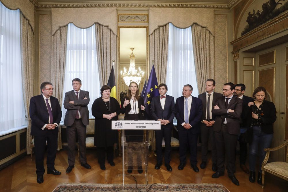 Premierministerin Sophie Wilmès und Gesundheitsministerin Maggie De Block mit den Ministerpräsidenten und Gesundheitsministern der Teilstaaten (Bild: Thierry Roge/Belga)