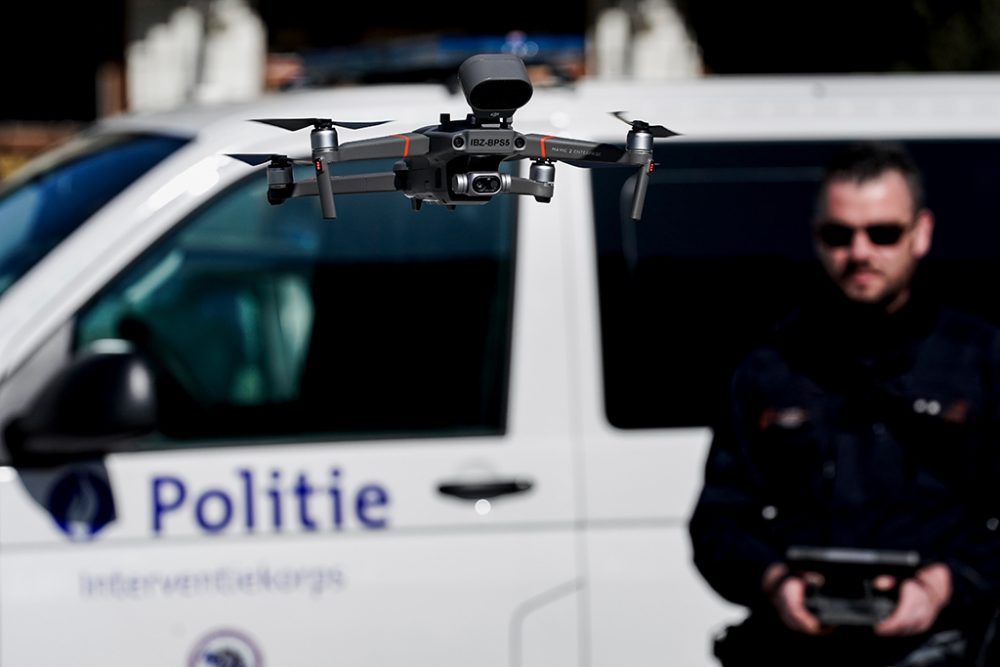 Polizeieinsatz mit Drohne (Bild: Kenzo Tribouillard/AFP)