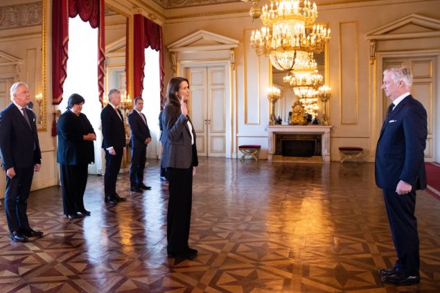 Premier Sophie Wilmès legt den Eid ab (Bild: Benoît Doppagne/Belga)