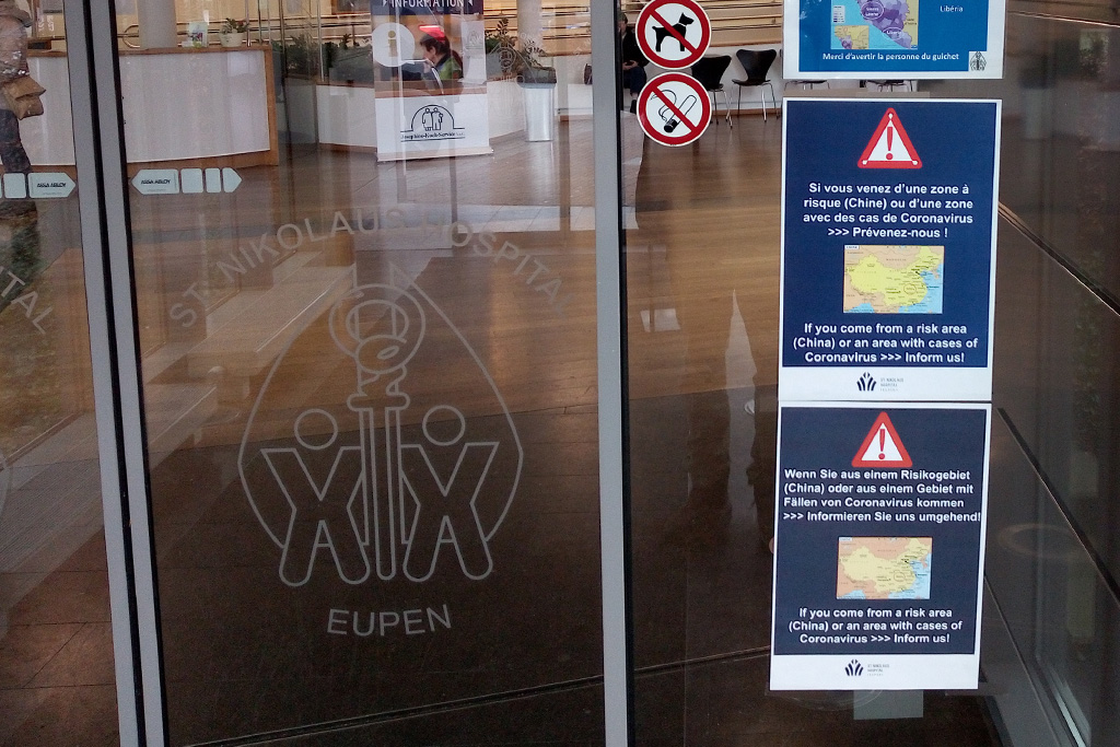 Coronavirus: Hinweis am Eingang des Krankenhauses Eupen (Bild: Manuel Zimmermann/BRF)