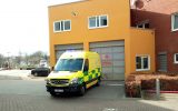 Rettungswagen am Eupener St.-Nikolaus-Hospital (Bild: Manuel Zimmermann/BRF)