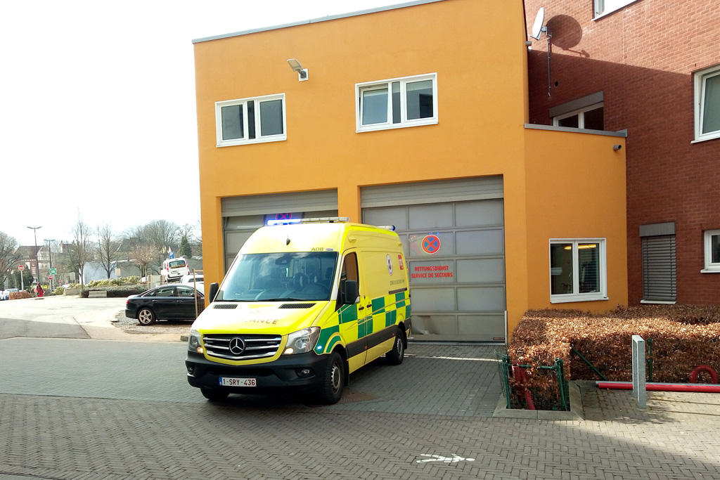 Rettungswagen am Eupener St.-Nikolaus-Hospital (Bild: Manuel Zimmermann/BRF)