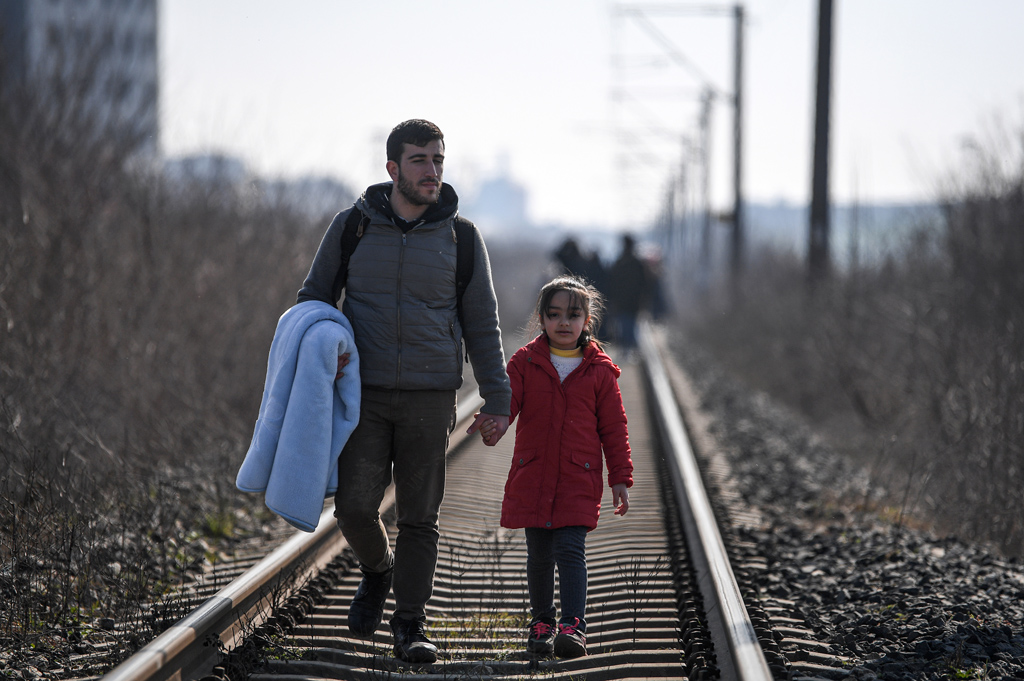 Flüchtlinge auf dem Weg zur türkisch-griechischen Grenze (Bild: Ozan Kose/AFP)