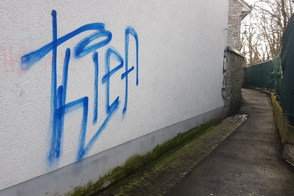 Graffiti-Schmiererei an einer Hauswand in der Eupener Oberstadt