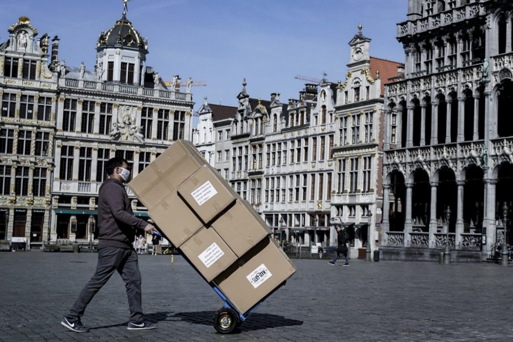 Lieferant am 18. März auf der Brüsseler Grand-Place (Bild: Kenzo Tribouillard/AFP)