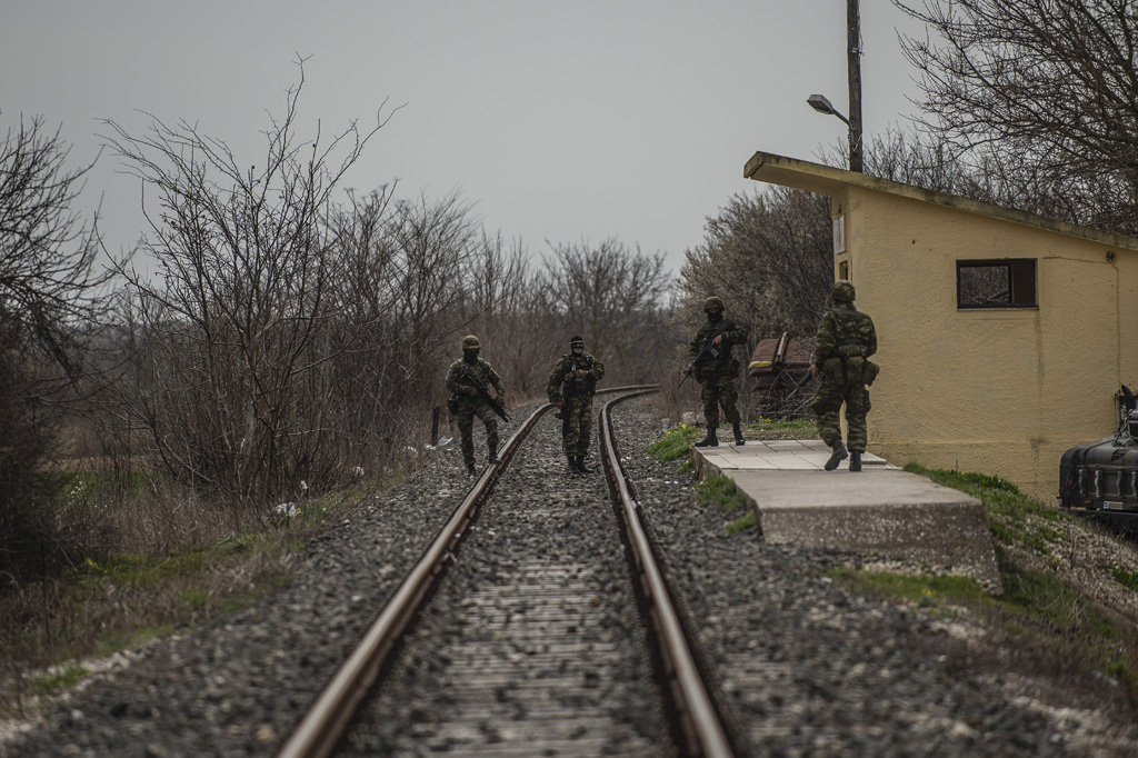Griechische Soldaten in der Nähe der Grenze zur Türkei (Bild: Angelos Tzortzinis/AFP)