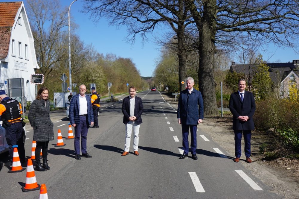 Raerens Bürgermeister Erwin Güsting, der Kelmiser Bürgermeister Luc Frank, Innenminister Pieter De Crem und Ministerpräsident Oliver Paasch an der belgisch-deutschen Grenze in Kelmis (Bild: Stephan Pesch/BRF)