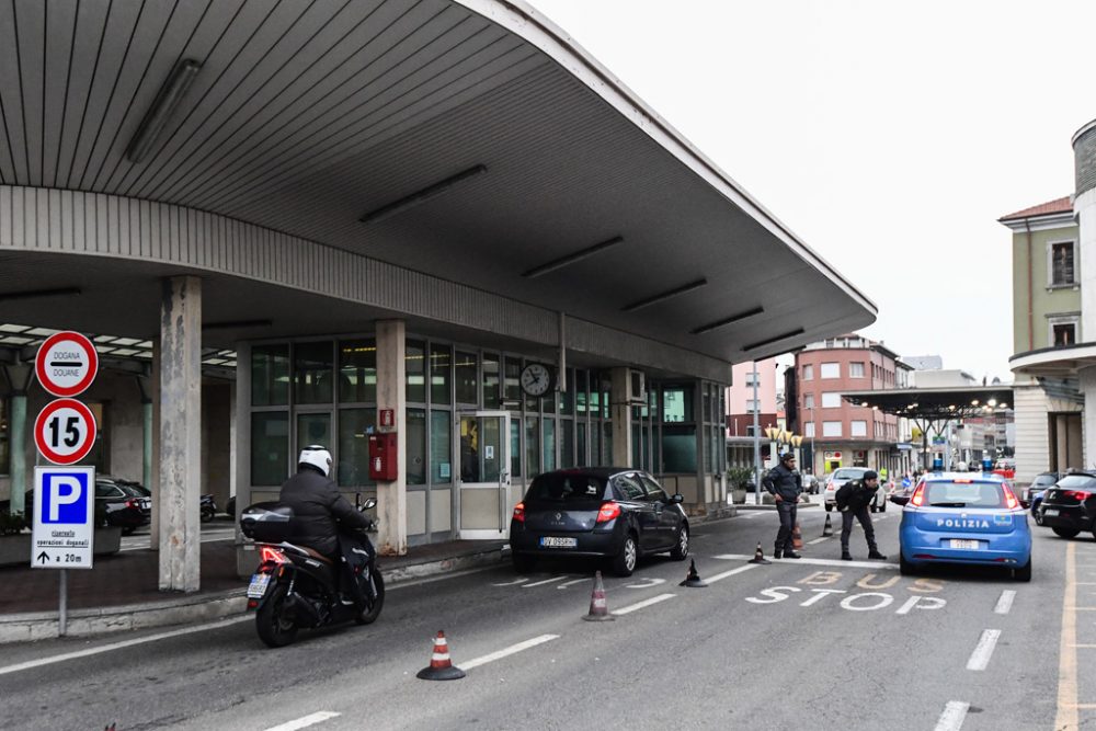 Polizeikontrolle an der Grenze zwischen Italien und der Schweiz in Ponte Chiasso (Bild: Miguel Medina/AFP)