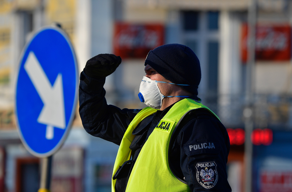 Polnischer Polizist am 14.3. an der polnisch-deutschen Grenze (Bild: Tobias Schwarz/AFP)