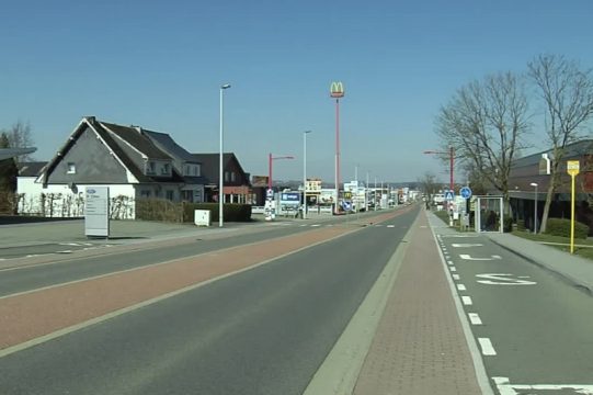 Ein seltener Anblick: Autofreie Herbesthaler Straße in Eupen (Bild: BRF Fernsehen)