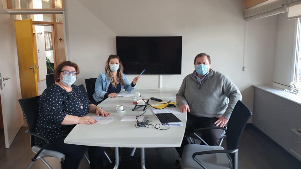 Die beiden Initiatorinnen von "Schutzmasken für das Leben", Linda Hermanns und Elena Horten, gemeinsam mit Krankenhaus-Direktor René Jost (Bild: St.-Nikolaus-Hospital)