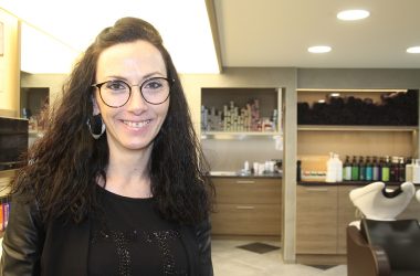 Stéphanie Heinen-Heindrichs in ihrem Friseursalon in Halenfeld (Bild: Anja Verbaarschot/BRF)