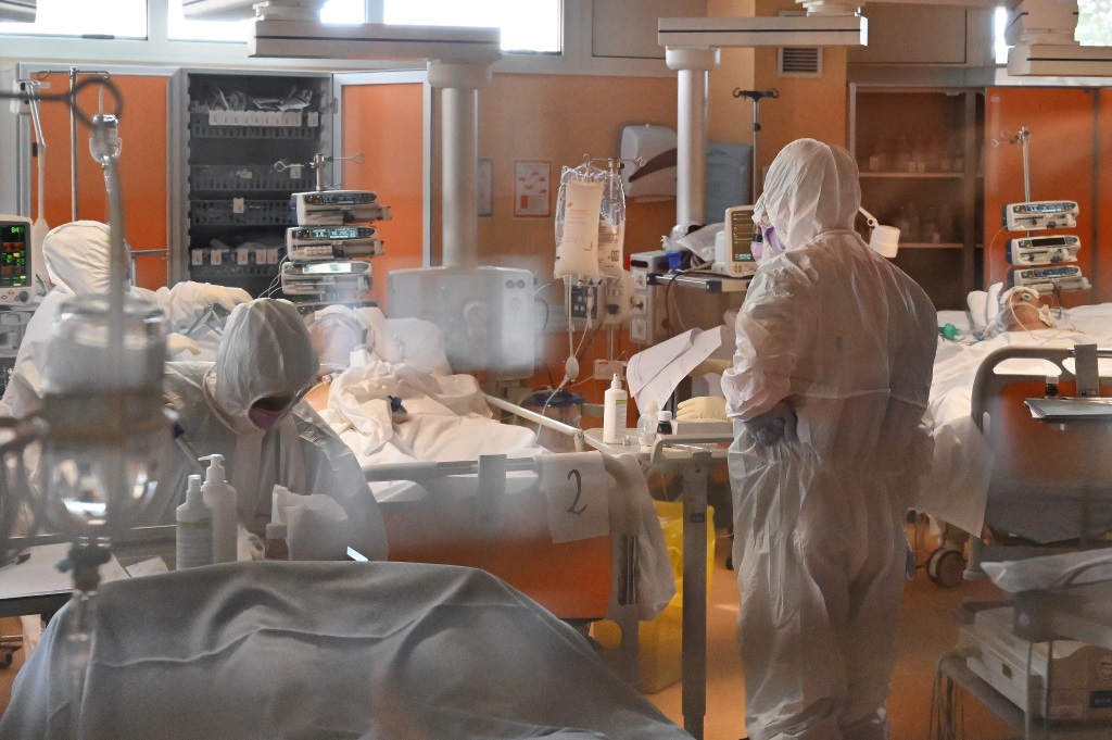 Patienten und medizinisches Personal auf der Intensivstation des Casal-Palocco-Hospitals nahe Rom (Bild: Alberto Pizzoli/AFP)