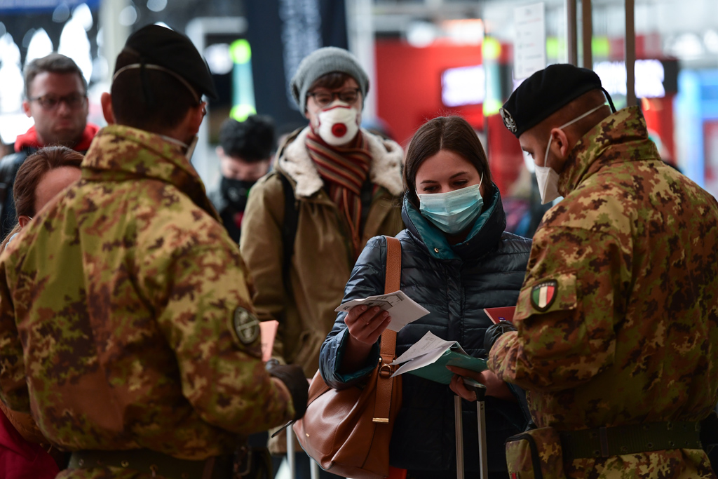 Passagierkontrollen am Hauptbahnhof von Mailand (Bild: Miguel Medina/AFP)