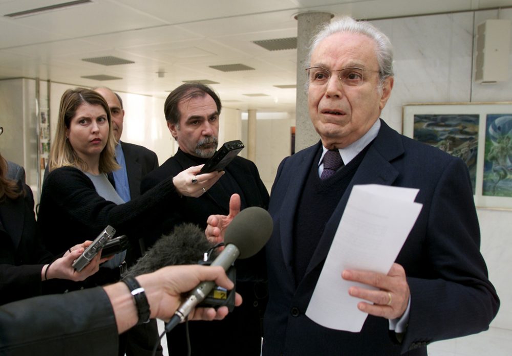 Javier Pérez de Cuéllar im März 2000 in Lausanne (Bild: Fabrice Coffrini /Keystone/EPA)