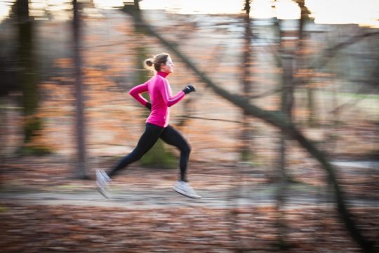 Junge Frau beim Joggen im Wald