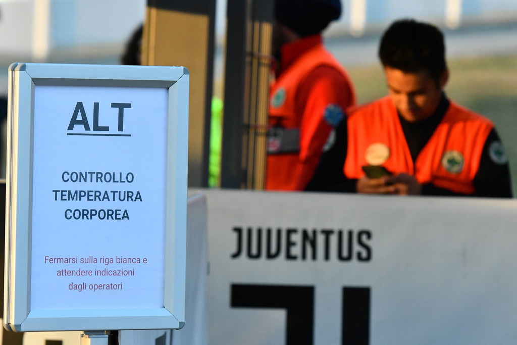 Körpertemperatur-Kontrolle am Eingang des Stadions von Juventus Turin