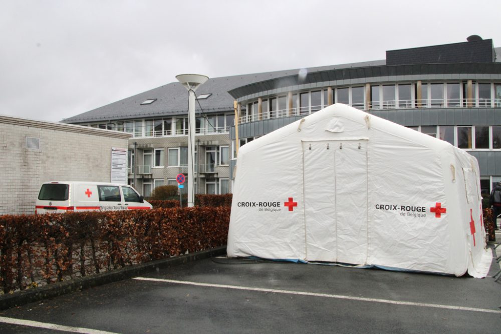 Zelt vor der Klinik St. Josef in St. Vith (Bild: Michaela Brück/BRF)