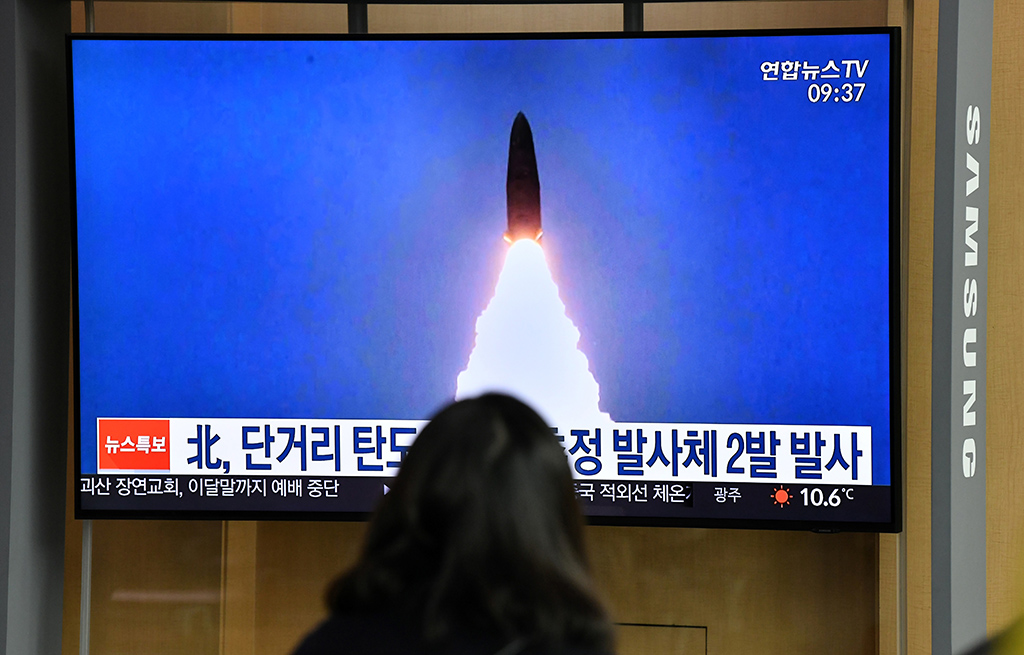 Frau in Seoul schaut Fernsehaufnahmen vom Start von nordkoreanischer Rakete (Bild: Jung Yeon-je/AFP)