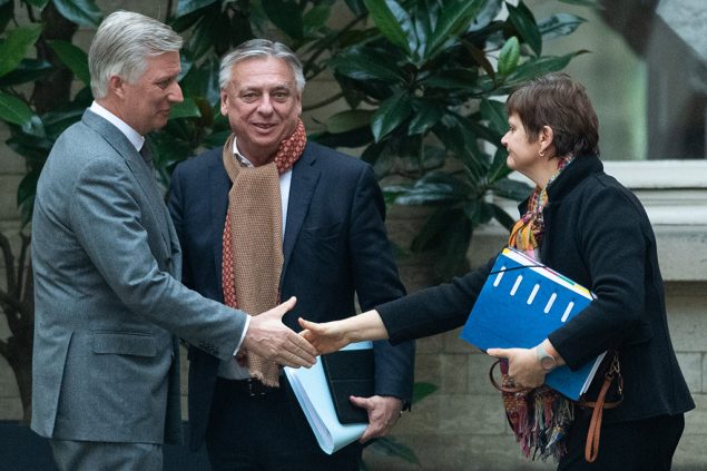 König Philippe, Patrick Dewael und Sabine Laruelle (Bild: Eric Lalmand/Belga)