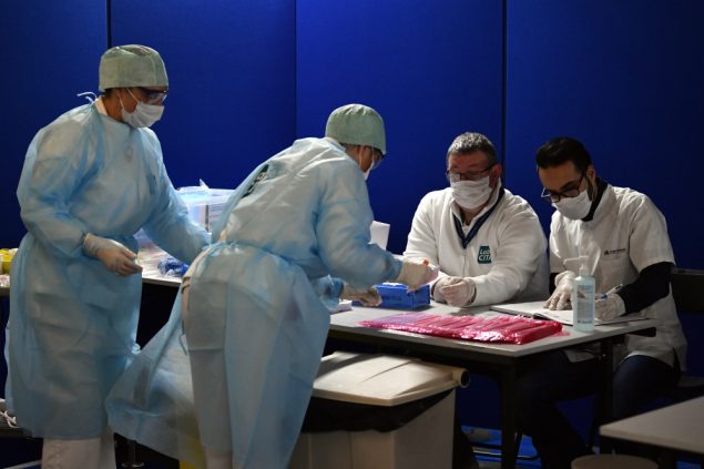 Krankenhaus-Personal im "Drvie-In" in Lüttich (Bild: Eric Lalmand/Belga)