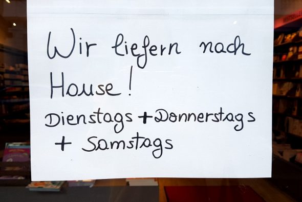 Wir liefern nach Hause: Hinweisschild beim Buchhandel Logos in Eupen (Bild: BRF)