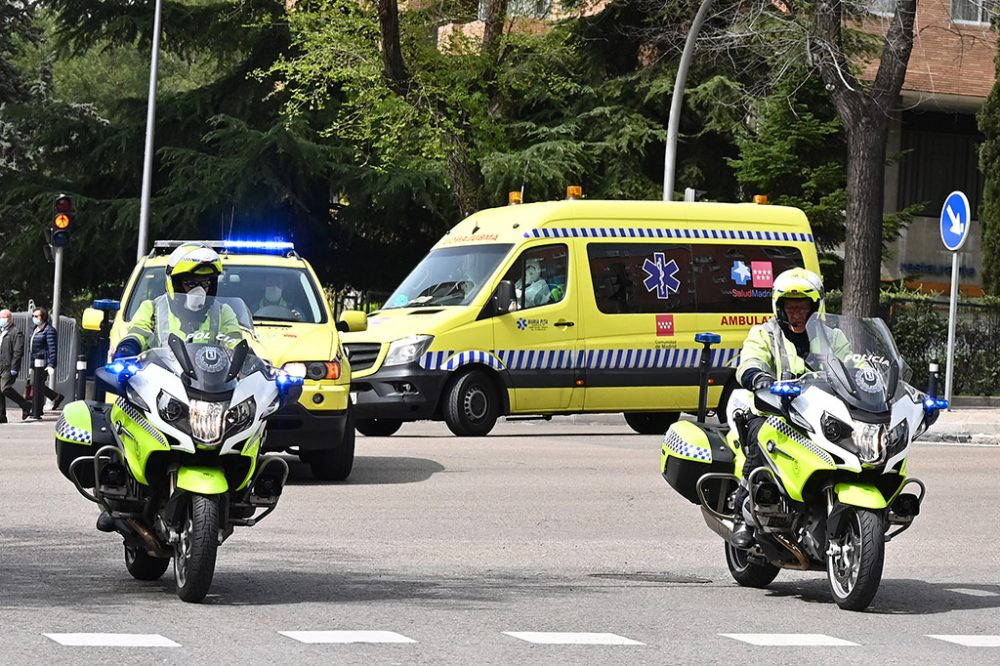 Coronavirus: Polizisten begleiten eine Ambulanz in Madrid (Bild: Gabriel Bouys/AFP.)