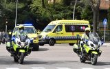 Coronavirus: Polizisten begleiten eine Ambulanz in Madrid (Bild: Gabriel Bouys/AFP.)