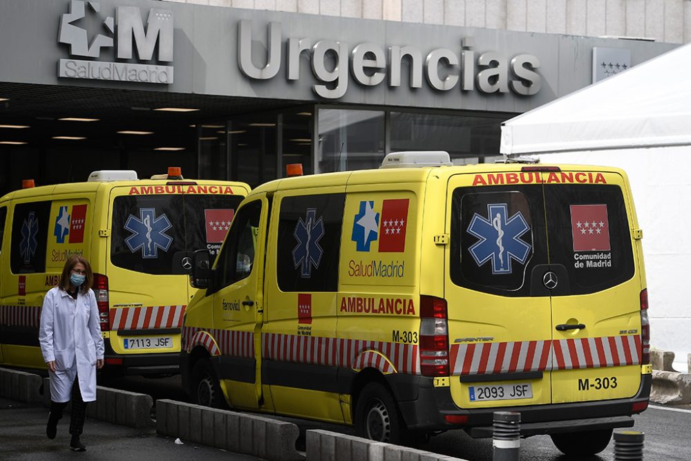 Arbeiterin vor dem Krankenhaus La Paz in Madrid (Bild: Pierre-Philiope Marcou/AFP)