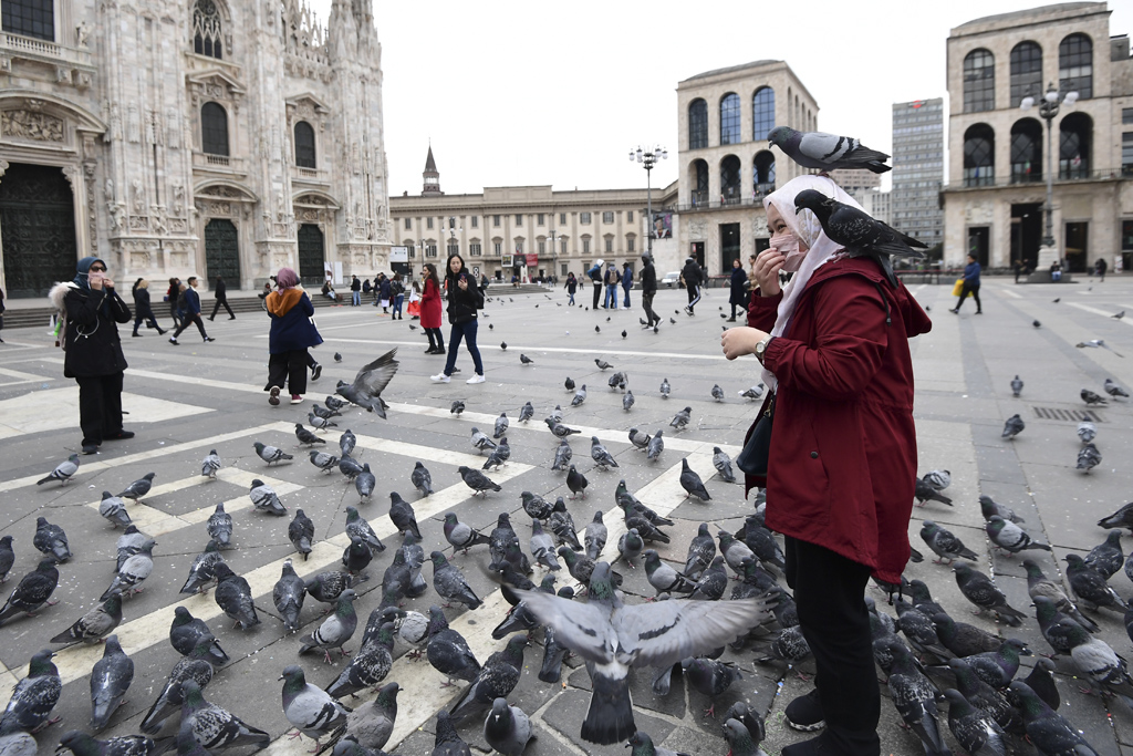 Touristin mit Atemmaske in Mailand (Bild: Miguel Medina/AFP)