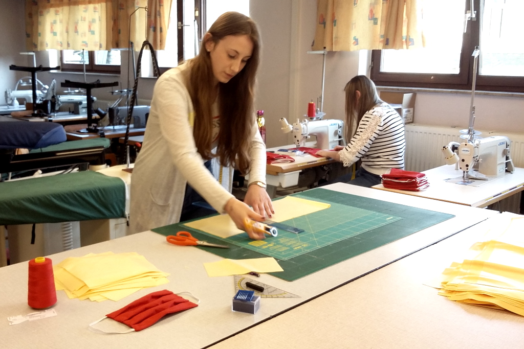 In der Maria-Goretti-Schule in St. Vith nähen ehrenamtliche Helferinnen Mundschutzmasken (Bild: Chantal Delhez/ BRF)